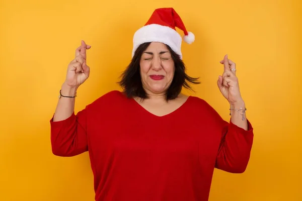 Kazanmak Zorundayım Mutlu Arap Orta Yaşlı Kadın Noel Şapkası Takıyor — Stok fotoğraf