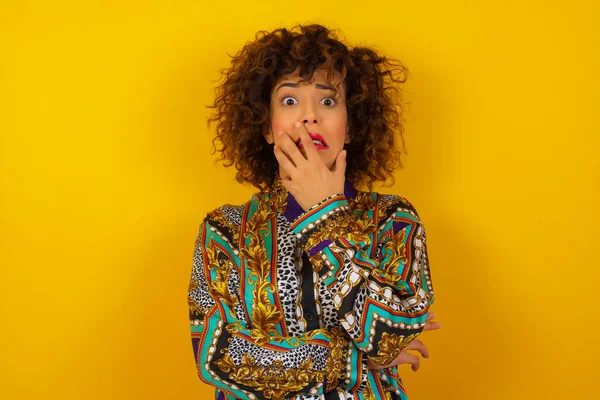 Ansiedade Uma Imagem Conceitual Uma Bela Mulher Árabe Vestindo Camisa — Fotografia de Stock