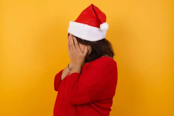 Triste Femme Âge Moyen Portant Chapeau Noël Debout Sur Fond — Photo