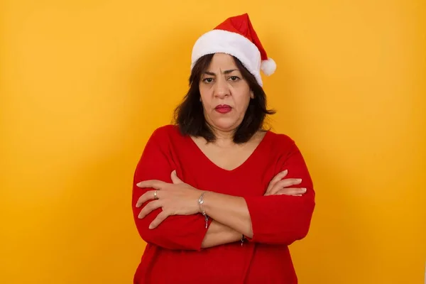 Cintura Retrato Bela Mulher Meia Idade Usando Chapéu Natal Franzindo — Fotografia de Stock