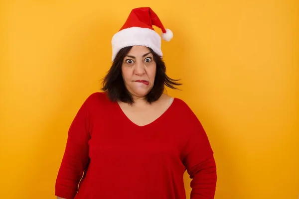 Bela Árabe Mulher Meia Idade Usando Chapéu Natal Nervoso Assustado — Fotografia de Stock