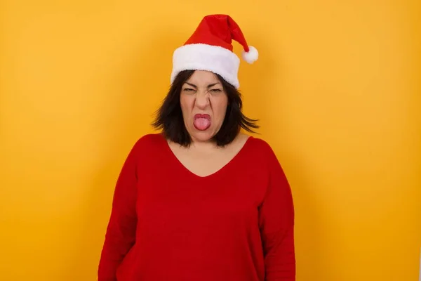 Walgelijk Gestresste Arabische Vrouw Van Middelbare Leeftijd Die Een Kerstmuts — Stockfoto