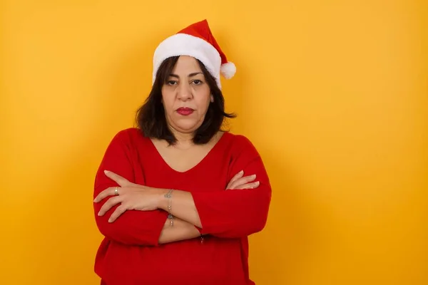 Imagen Una Mujer Enojada Mediana Edad Con Sombrero Navidad Pie — Foto de Stock