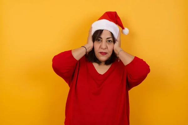 Árabe Mulher Meia Idade Usando Chapéu Natal Tapando Ouvidos Com — Fotografia de Stock