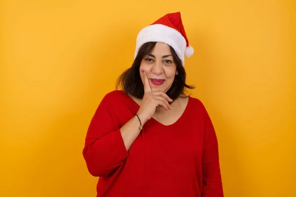 Unbekümmerte Frau Mittleren Alters Mit Weihnachtsmütze Lächelt Breit Selbstbewusst Anrührende — Stockfoto