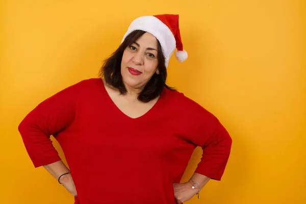 Vtipná Žena Středního Věku Nosí Vánoční Klobouk Módním Účesem Drží — Stock fotografie