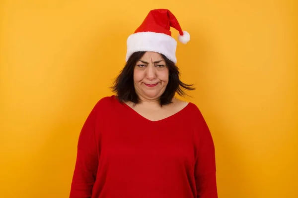 Mujer Árabe Triste Mediana Edad Con Sombrero Navidad Llorando Desesperada —  Fotos de Stock