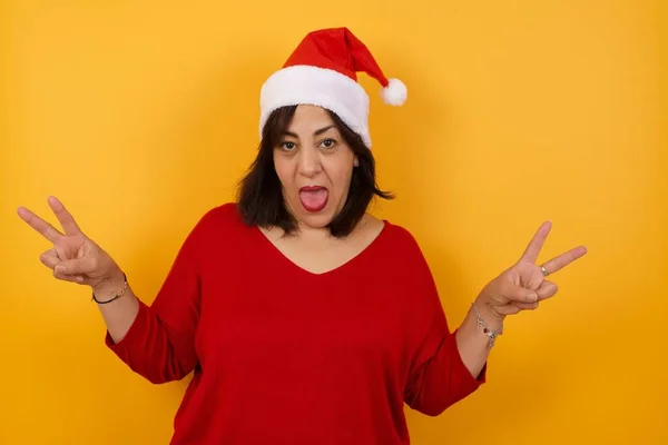 Innenporträt Einer Arabischen Frau Mittleren Alters Mit Weihnachtsmütze Über Dem — Stockfoto