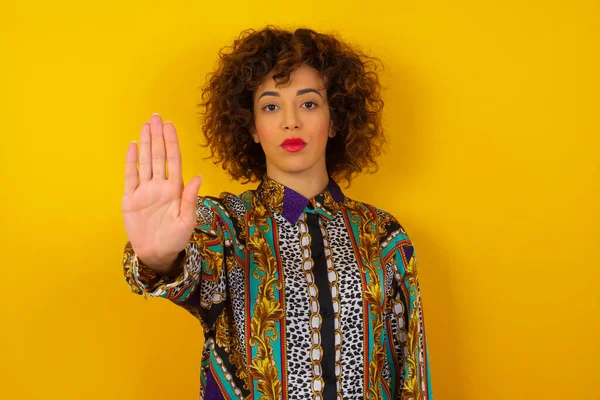 Młoda Piękna Arabka Ubrana Kolorową Koszulę Zatrzymuje Gest Dłonią Wyraz — Zdjęcie stockowe