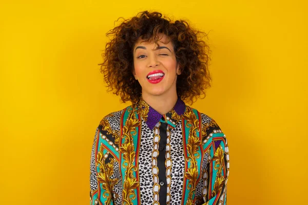 Mulher Árabe Jovem Bonita Vestindo Camisa Colorida Com Rosto Feliz — Fotografia de Stock