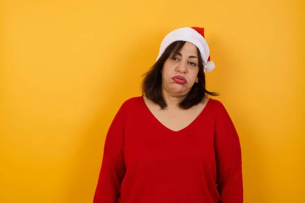 Gloomy Verveelde Arabische Vrouw Van Middelbare Leeftijd Draagt Kerstmuts Fronst — Stockfoto