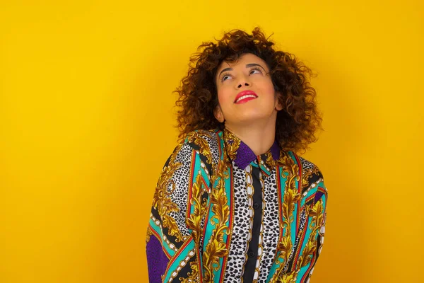 Renkli Gömlek Giyen Gizemli Arap Kadının Esrarengiz Bir Gülümseme Ile — Stok fotoğraf