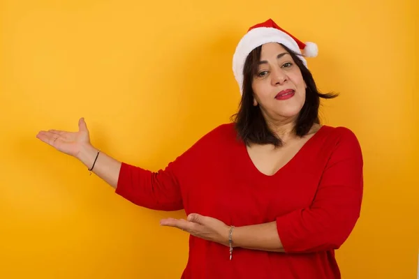 Árabe Mujer Mediana Edad Con Sombrero Navidad Invitando Entrar Sonriente — Foto de Stock