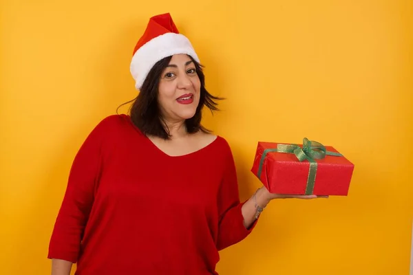 Pozitivní Arabská Žena Středního Věku Vánočním Kloboukem Říká Wow Jak — Stock fotografie
