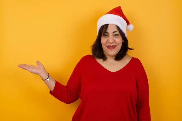 Positief Blij Arabische Vrouw Van Middelbare Leeftijd Draagt Kerstmuts Zegt — Stockfoto