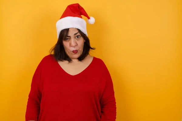 Árabe Mujer Mediana Edad Que Usa Sombrero Navidad Expresando Disgusto —  Fotos de Stock