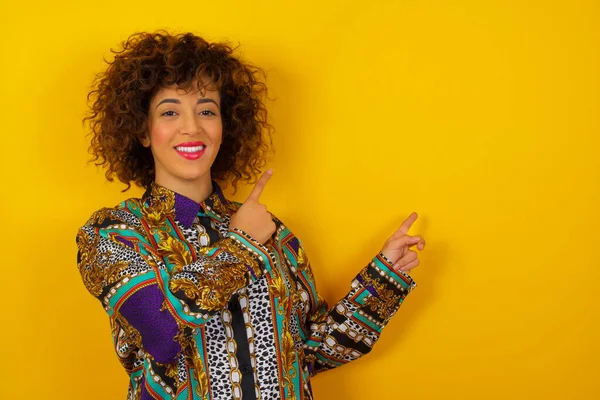 Mulher Árabe Muito Jovem Vestindo Camisa Colorida Com Expressão Positiva — Fotografia de Stock