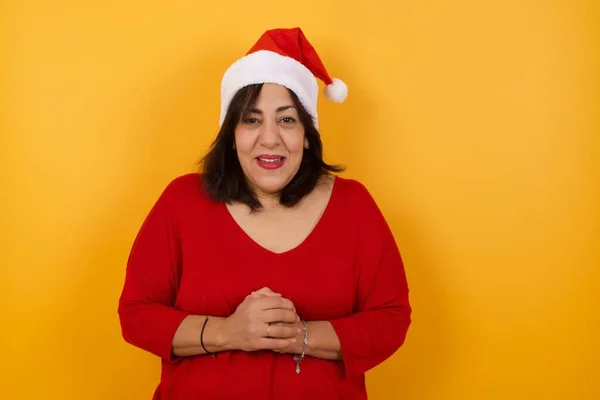 Wow Überraschte Arabische Frau Mittleren Alters Mit Weihnachtsmütze Mit Offenem — Stockfoto