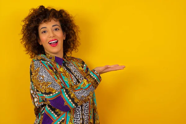 Mulher Árabe Feliz Positivo Vestindo Camisa Colorida Diz Wow Como — Fotografia de Stock