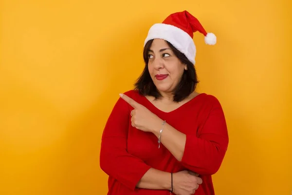 Mulher Meia Idade Árabe Bonita Usando Chapéu Natal Posando Câmera — Fotografia de Stock