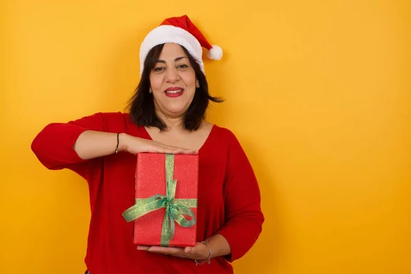 Arabische Frau Mittleren Alters Mit Weihnachtsmütze Und Geschenk — Stockfoto