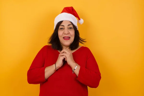 Sonhador Árabe Mulher Meia Idade Usando Chapéu Natal Com Expressão — Fotografia de Stock