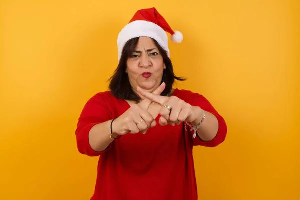 Arab Middle Aged Woman Wearing Christmas Hat Standing Wall Has — Stock Photo, Image