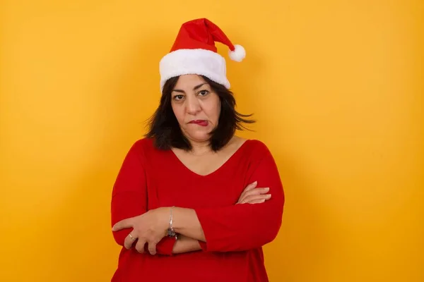 Orta Yaşlı Arap Bir Kadının Portresi Noel Şapkası Takıyor Ağzını — Stok fotoğraf