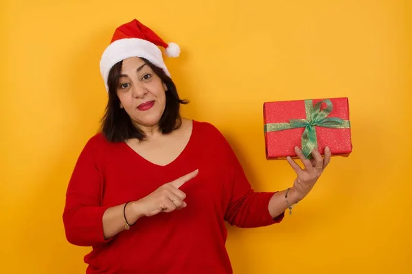 Taillierte Aufnahme Einer Arabischen Frau Mittleren Alters Mit Weihnachtsmütze Zeigt — Stockfoto