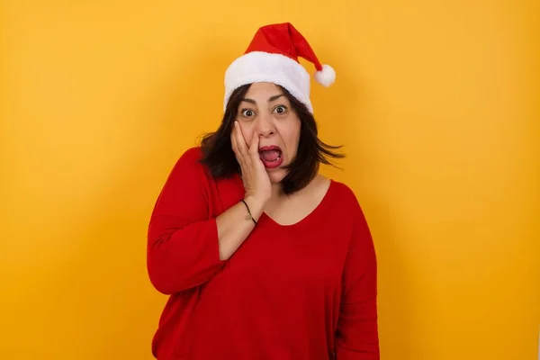 Sorpresa Sorprendida Mujer Árabe Mediana Edad Con Sombrero Navidad Mirando —  Fotos de Stock