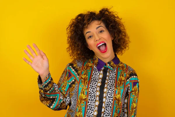 Retrato Mulher Árabe Alegre Vestindo Camisa Colorida Vestindo Roupas Casuais — Fotografia de Stock