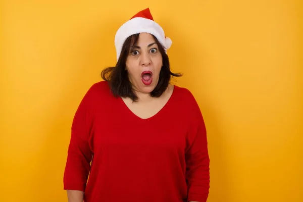 Arab Emotivo Donna Mezza Età Che Indossa Cappello Natale Con — Foto Stock