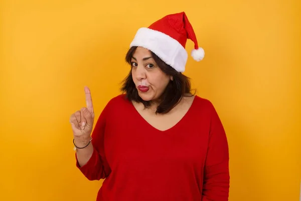 Nahaufnahme Porträt Unglückliche Frau Mittleren Alters Mit Weihnachtsmütze Erhobenen Zeigefinger — Stockfoto