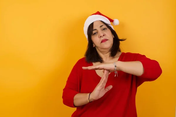 Arabische Vrouw Van Middelbare Leeftijd Draagt Moe Verveeld Kerstmuts Het — Stockfoto