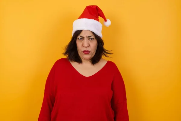 Retrato Una Indignada Mujer Árabe Mediana Edad Con Sombrero Navidad —  Fotos de Stock