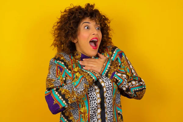 Mulher Árabe Feliz Vestindo Camisa Colorida Sorrindo Isolado Fundo Estúdio — Fotografia de Stock