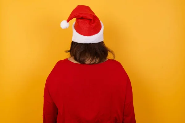 Vue Arrière Femme Arabe Âge Moyen Portant Chapeau Noël Debout — Photo