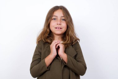 Beyaz arka planda yeşil ceketli güzel küçük kız.  