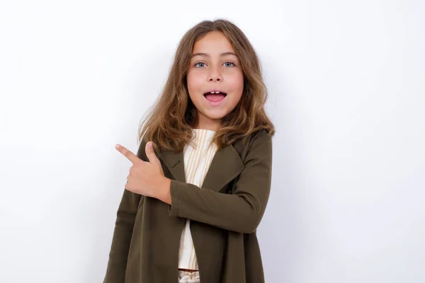 Mooi Klein Meisje Dragen Groene Jas Wijzend Witte Achtergrond — Stockfoto