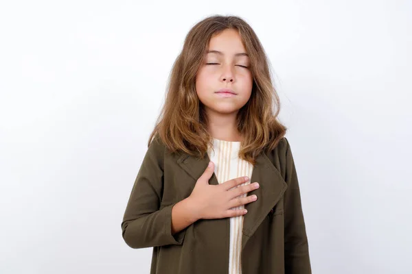 Hermosa Niña Vistiendo Abrigo Verde Mano Corazón Sobre Fondo Blanco —  Fotos de Stock