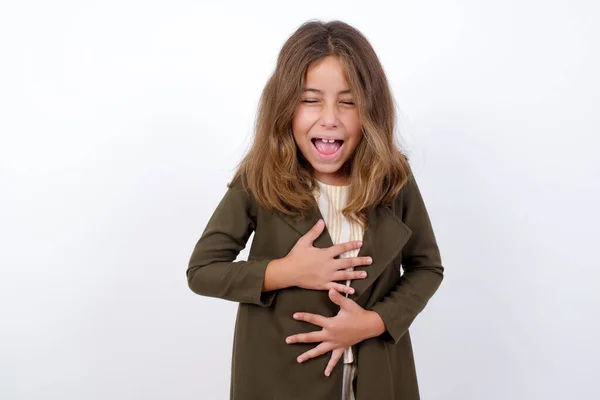 Hermosa Niña Vistiendo Abrigo Verde Tienen Estómago Sobre Fondo Blanco — Foto de Stock