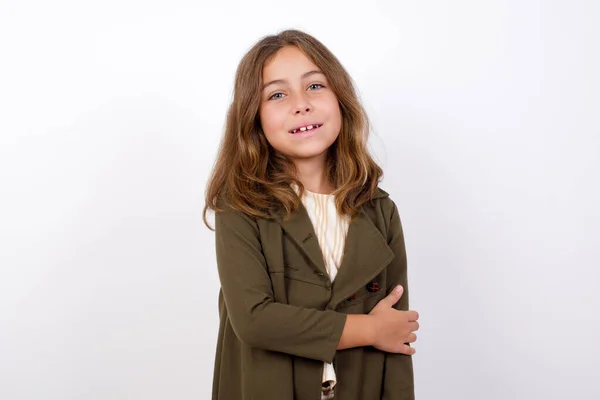 Linda Menina Vestindo Casaco Verde Sorrindo Fundo Branco — Fotografia de Stock