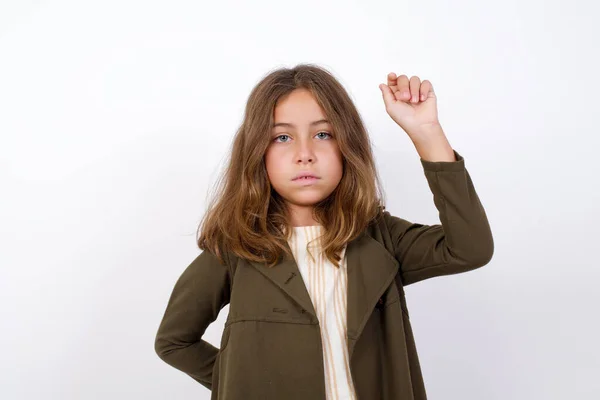 Hermosa Niña Vistiendo Abrigo Verde Con Mano Fondo Blanco — Foto de Stock