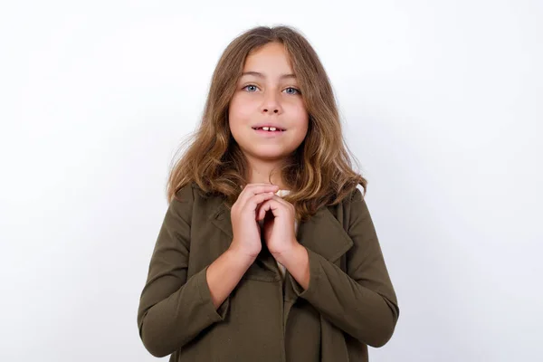 Mooi Klein Meisje Dragen Groene Jas Poseren Witte Achtergrond — Stockfoto