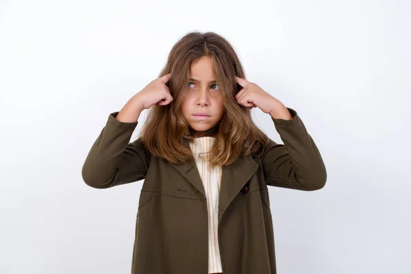 Hermosa Niña Vistiendo Abrigo Verde Sobre Fondo Blanco — Foto de Stock