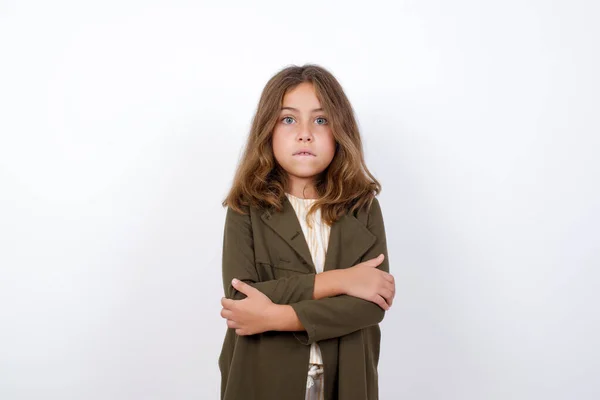 Hermosa Niña Vistiendo Abrigo Verde Siente Frío Sobre Fondo Blanco — Foto de Stock