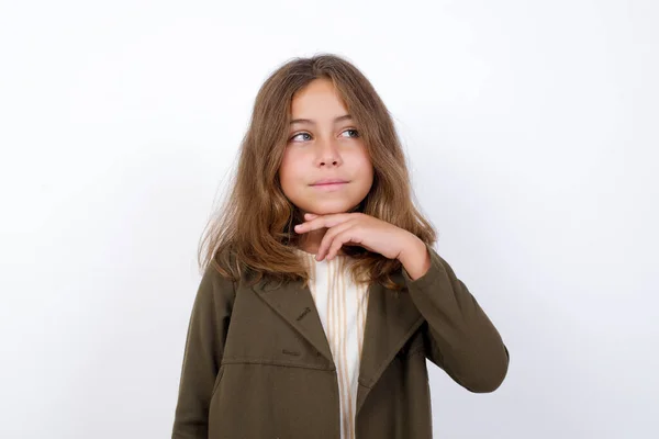 Jovem Bela Menina Caucasiana Olhando Sentindo Afastado Fundo Branco — Fotografia de Stock
