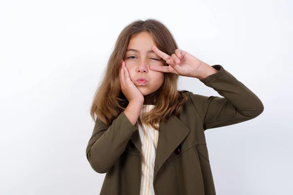 Giovane Bella Caucasica Bambina Facendo Gesto Con Mano Sfondo Bianco — Foto Stock