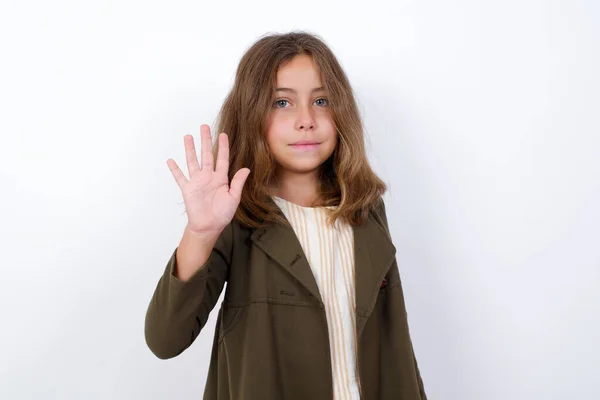 Jong Mooi Blank Klein Meisje Tonen Hand Witte Achtergrond — Stockfoto