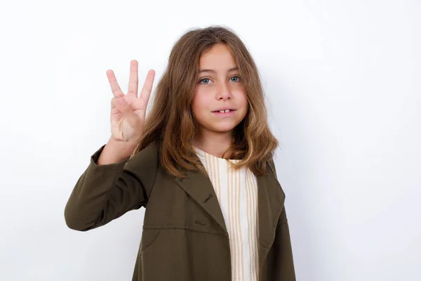 Bela Menina Caucasiana Com Três Dedos Fundo Branco — Fotografia de Stock